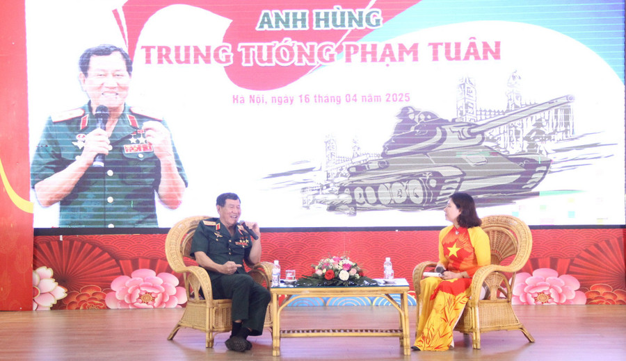 Trung tướng, Anh hùng lực lượng vũ trang Nhân dân Phạm Tuân giao lưu với Trường Đại học Kinh doanh và Công nghệ Hà Nội.