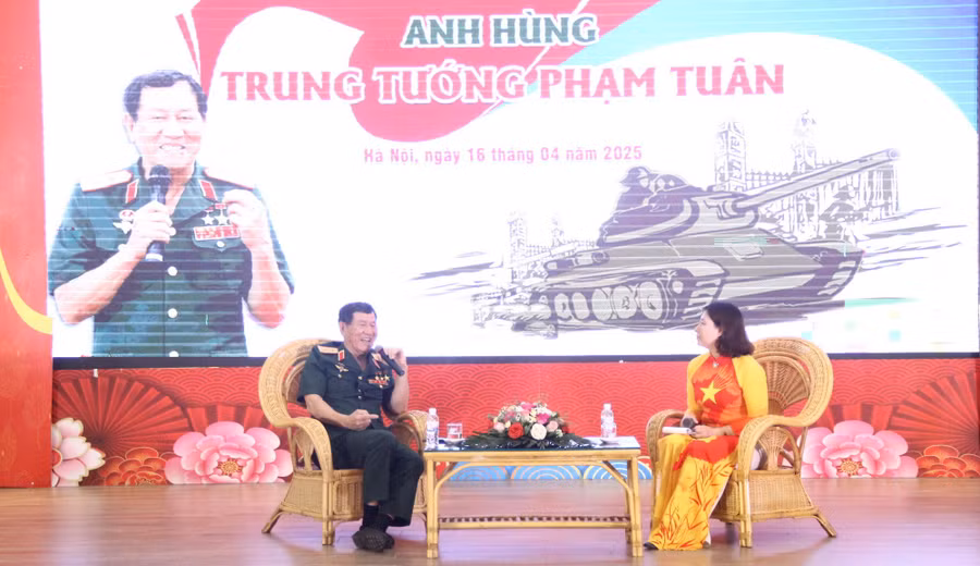 Trung tướng, Anh hùng lực lượng vũ trang Nhân dân Phạm Tuân giao lưu với Trường Đại học Kinh doanh và Công nghệ Hà Nội.