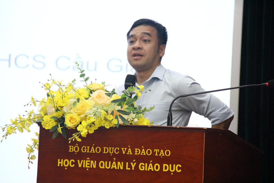 Thầy Thiều Quang Tùng – giáo viên Toán Trường THCS Cầu Giấy (Hà Nội) chia sẻ tại hội thảo. toanungdung-1.jpg