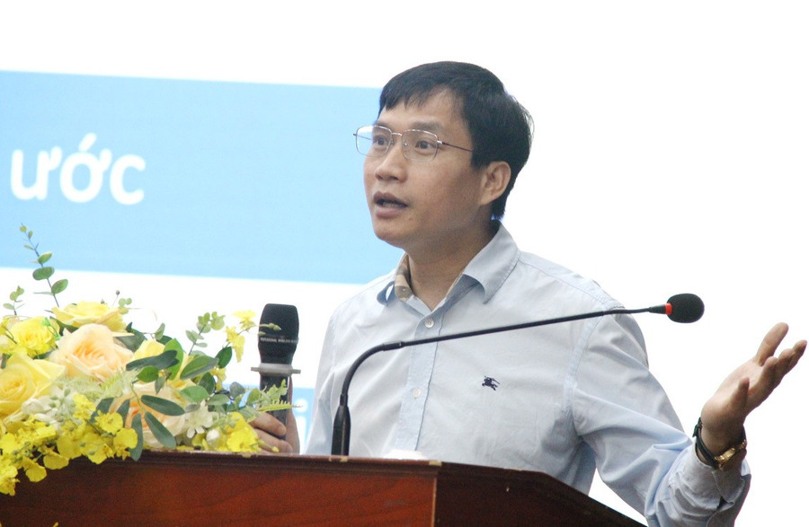 GS.TS Trần Văn Tấn – Trường ĐH Sư phạm Hà Nội trao đổi tại hội thảo. toanungdung-5.jpg