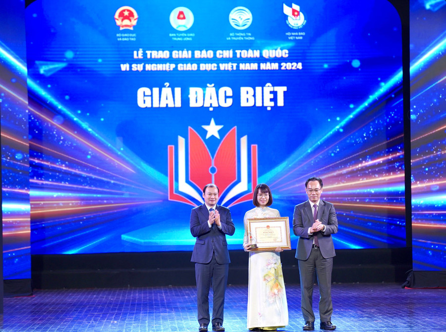 Tác giải nhận giải Đặc biệt tại Lễ trao giải Báo chí Toàn quốc “Vì sự nghiệp Giáo dục Việt Nam” năm 2024. dsc06749.jpg