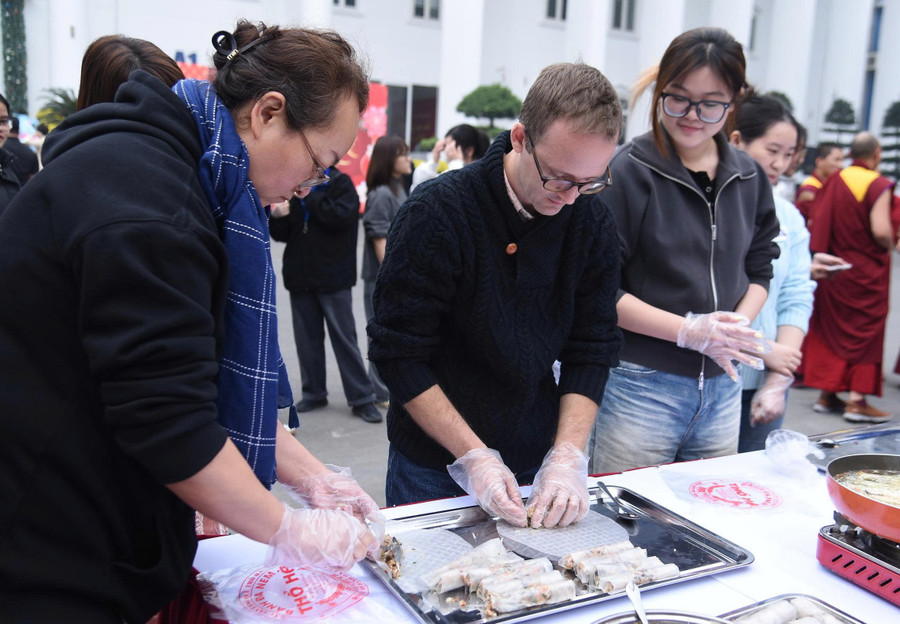 Sinh viên quốc tế thích thú khi được trải nghiệm làm nem rán.