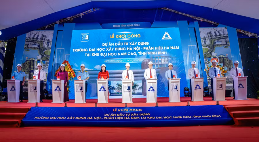 Các đại biểu bấm nút khởi công xây dựng Trường ĐH xây dựng Hà Nội-Phân hiệu Hà Nam tại Khu Đại học Nam Cao.