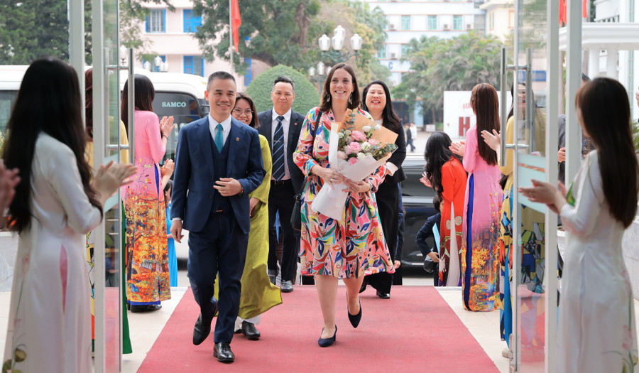 Bộ trưởng, Thủ hiến vùng Wallonie-Bruxelles và đoàn đại biểu các trường đại học, viện nghiên cứu Pháp ngữ Vương quốc Bỉ đến thăm Trường ĐH Hà Nội.