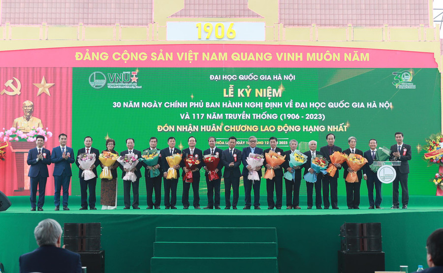NGND GS.TS Mai Trọng Nhuận (thứ bảy từ trái sang) tại Lễ kỷ niệm 30 năm ngày Chính phủ ban hành Nghị định về ĐH Quốc gia Hà Nội và 117 năm truyền thống.