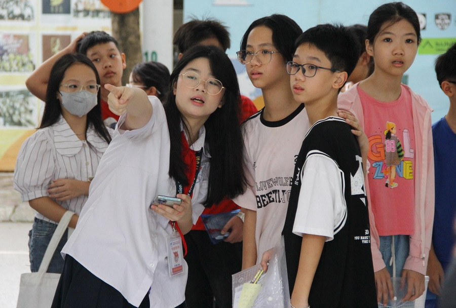Học sinh cũng tham gia hỗ trợ, hướng dẫn thí sinh. img-0382.jpg