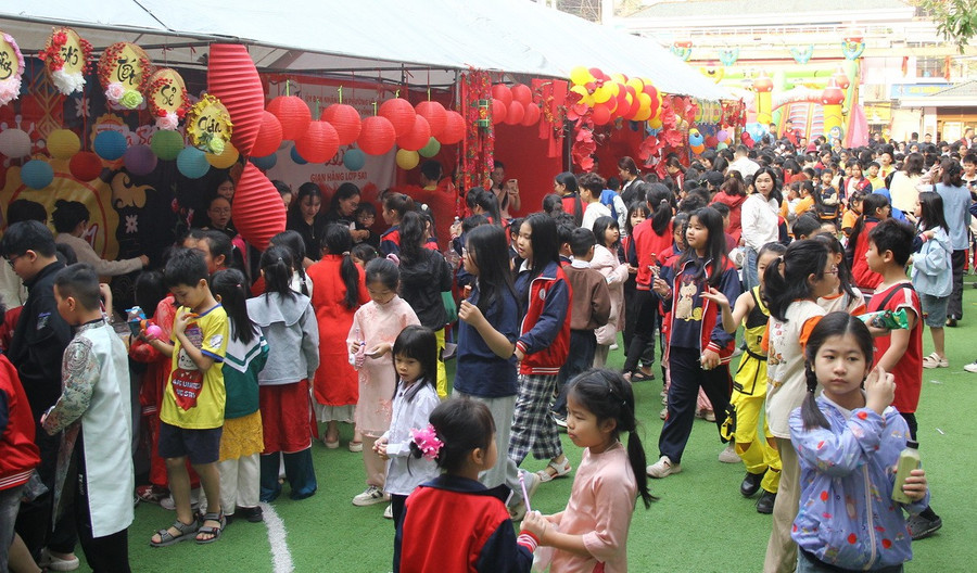 Học sinh háo hức tham gia Hội chợ từ thiện,