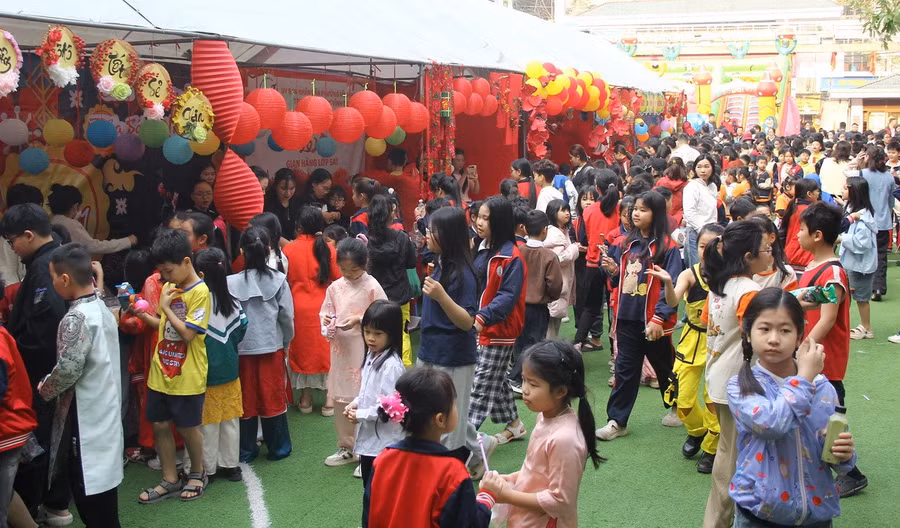 Học sinh háo hức tham gia Hội chợ từ thiện,