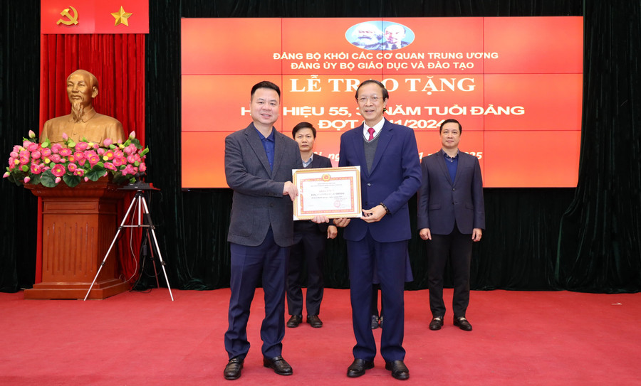 Thứ trưởng Phạm Ngọc Thưởng – Bí thư Đảng ủy Bộ GD&ĐT trao Giấy khen cho Đảng bộ Báo Giáo dục và Thời đại vì đã hoàn thành xuất sắc nhiệm vụ năm 2024.