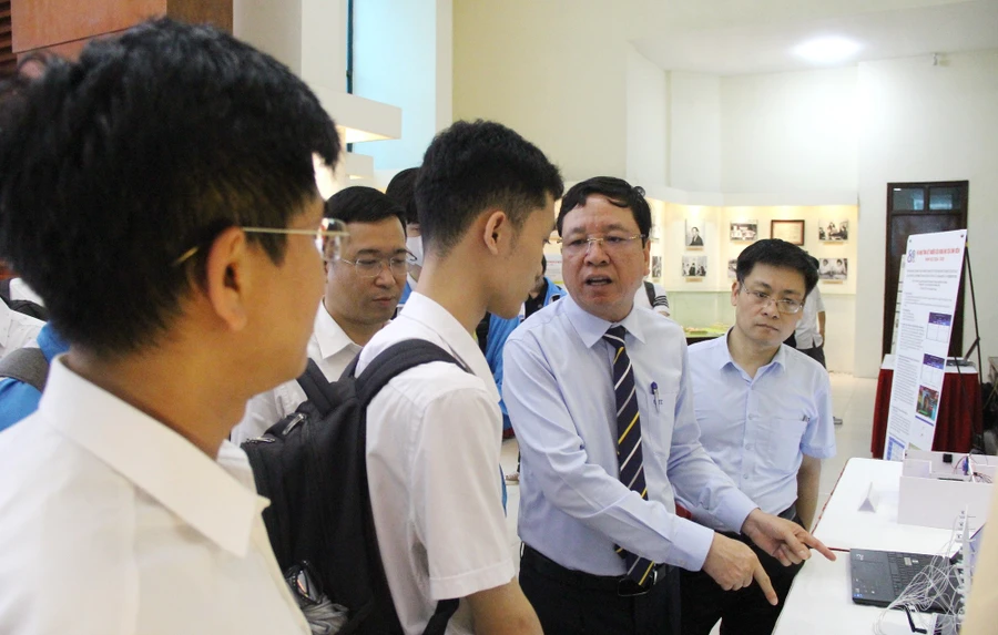PGS.TS Nguyễn Văn Hùng – Hiệu trưởng Trường Đại học Giao thông vận tải trao đổi với nhóm nghiên cứu sinh viên bên lề hội nghị.