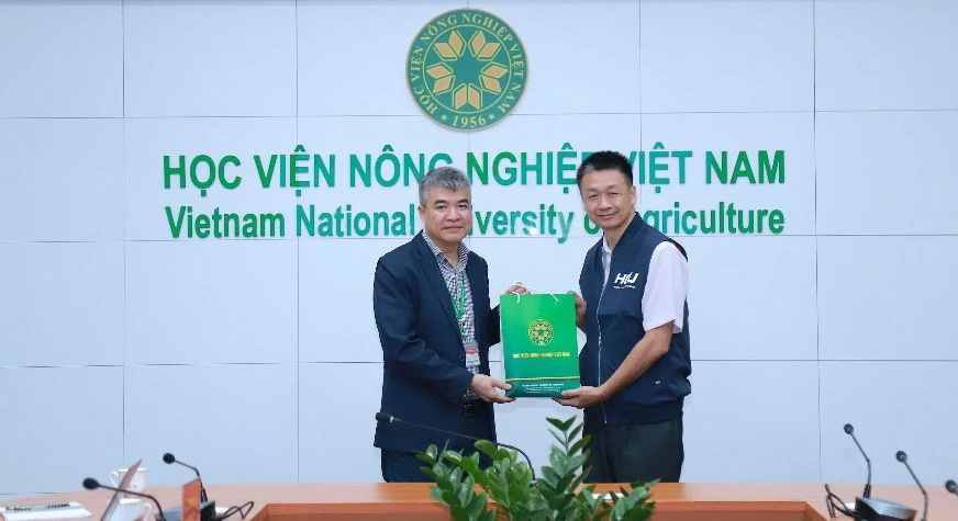 Lãnh đạo Học viện Nông nghiệp Việt Nam và Trường ĐH Huyền Trang (Đài Loan) trao đổi, tặng quà.