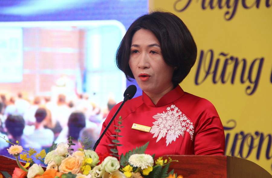Bà Trương Thị Mai Hương - Hiệu trưởng Trường THCS Vĩnh Hưng chia sẻ tại Ngày hội. img-2253.jpg