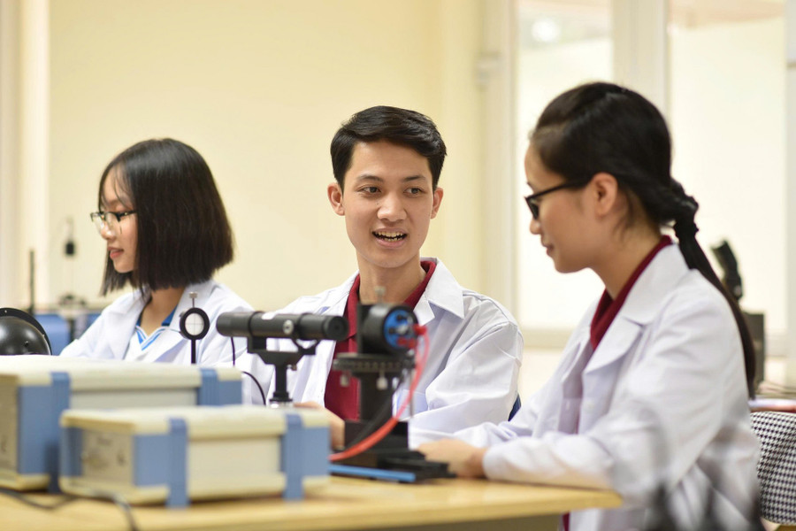 Sinh viên ngành Vật lý kỹ thuật, Đại học Bách khoa Hà Nội làm thí nghiệm với hệ đo đặc tính đèn LED. Ảnh: HUST. khoahoccongnghejpg3.jpg