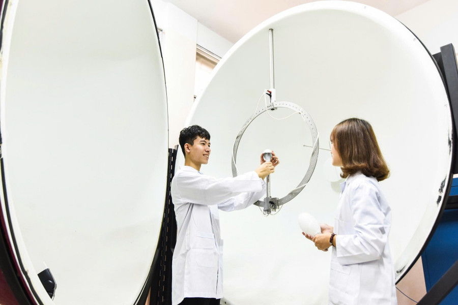 Sinh viên ngành Vật lý kỹ thuật, Đại học Bách khoa Hà Nội làm thí nghiệm với quả cầu tích phân - dùng trong phân tích quang phổ của các nguồn sáng. Ảnh: HUST. khoahoccongnghejpg4.jpg