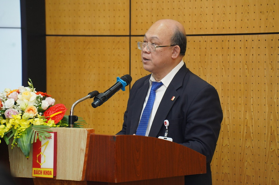 PGS.TS Huỳnh Quyết Thắng – Giám đốc Đại học Bách khoa Hà Nội báo cáo tại buổi làm việc. khoahoccongnghe.jpg