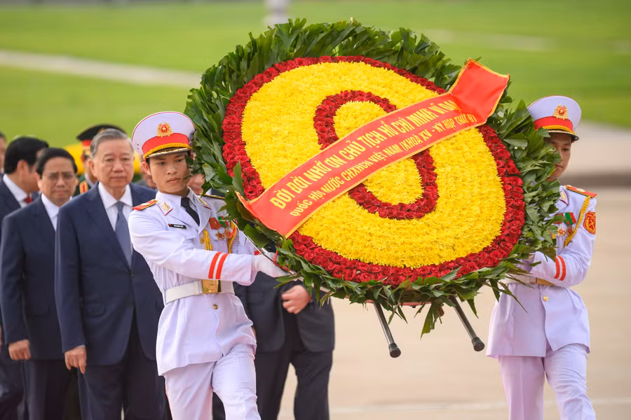 Vòng hoa của Đoàn mang dòng chữ: "Đời đời nhớ ơn Chủ tịch Hồ Chí Minh vĩ đại".