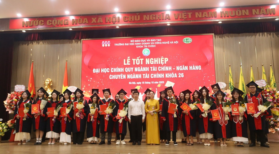 Lễ trao bằng tốt nghiệp cho sinh viên khóa 26 các chuyên ngành Tài chính – Ngân hàng, Luật Kinh tế diễn ra thành công. img-1193.jpg