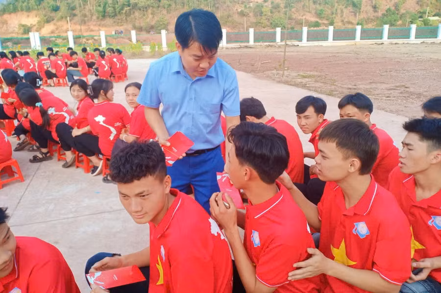 Thầy giáo Nguyễn Văn Tập tặng quà cho học sinh nhân dịp năm mới.