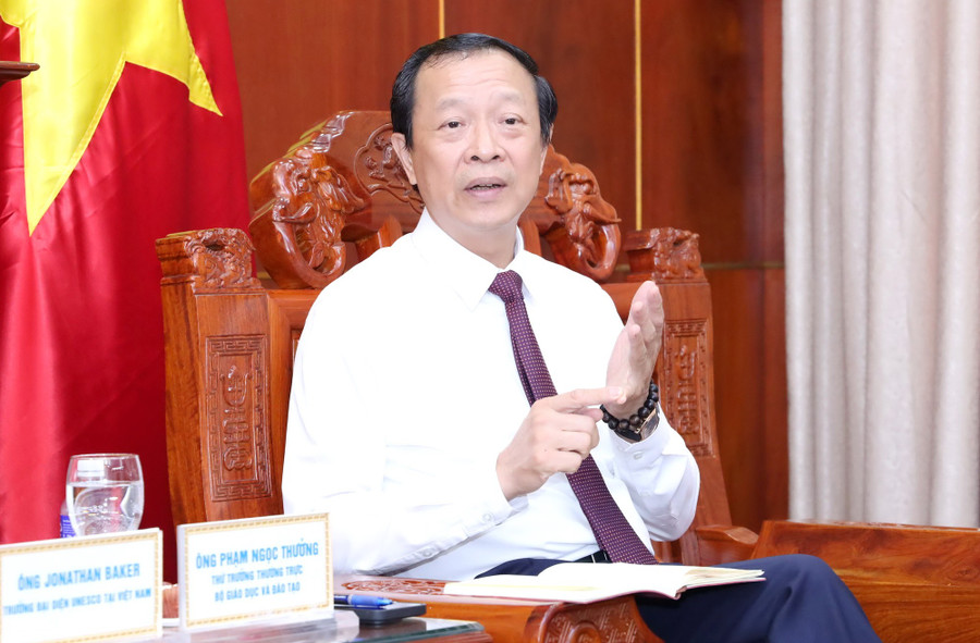 Thứ trưởng Phạm Ngọc Thưởng trao đổi tại buổi làm việc. img-4144.jpg