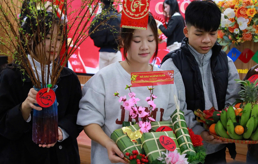 Sinh viên dành nhiều tâm huyết thi gói bánh chưng.