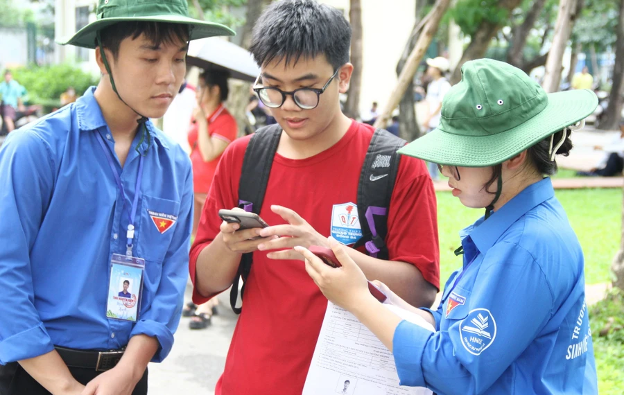 Thí sinh được sinh viên tình nguyện hỗ trợ, hướng dẫn.