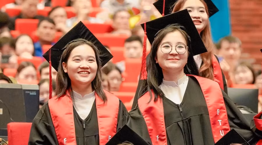 Sinh viên Trường ĐH Ngoại thương trong lễ tốt nghiệp sớm, tháng 4/2024. Ảnh: FTU Corner.