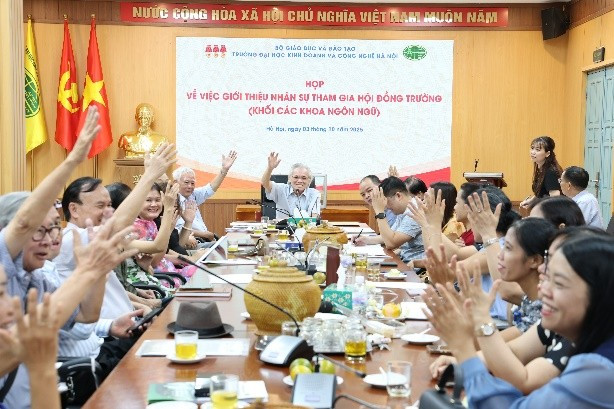 Os Vice-Reitores: Prof. Dr. Ha Duc Tru, Prof. Dr. Dinh Van Tien, Prof. Dr. Pham Duong Chau e Sr. Tran Duc Minh; presidiram as reuniões dos departamentos para apresentar os membros que participarão do Conselho Universitário. hubt-5.jpg