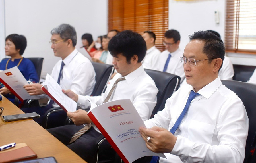 Đảng viên nghiên cứu Văn kiện Đại hội. baogiaoducvathoidai.jpg