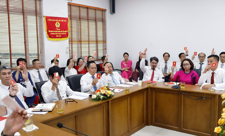Đảng viên biểu quyết tại Đại hội. baogiaoducvathoidaijpg16.jpg
