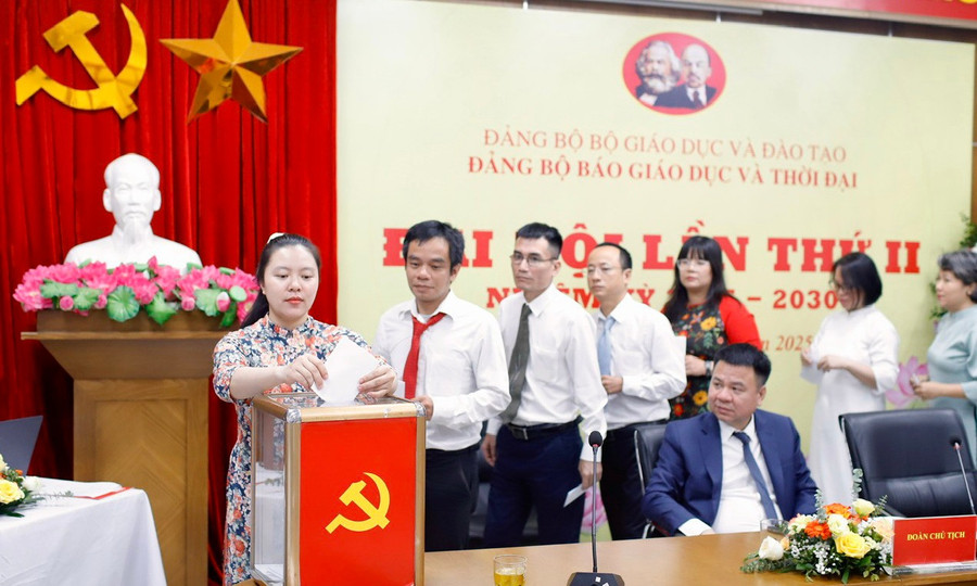 Đảng viên tiến hành bỏ phiếu baogiaoducvathoidaijpg15.jpg