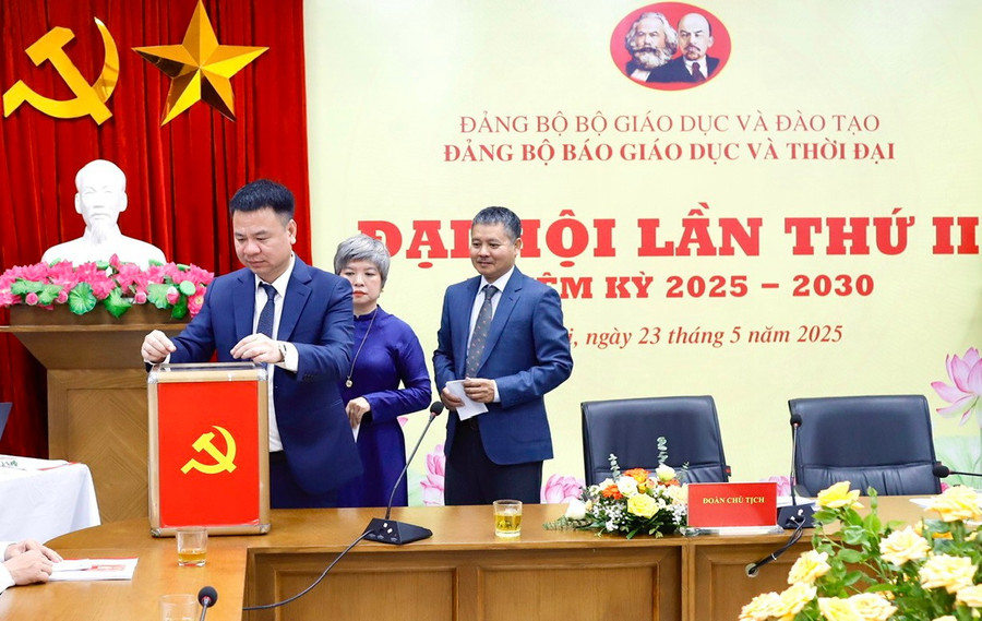 Đoàn Chủ tịch bỏ phiếu bầu tại Đại hội. baogiaoducvathoidaijpg14.jpg