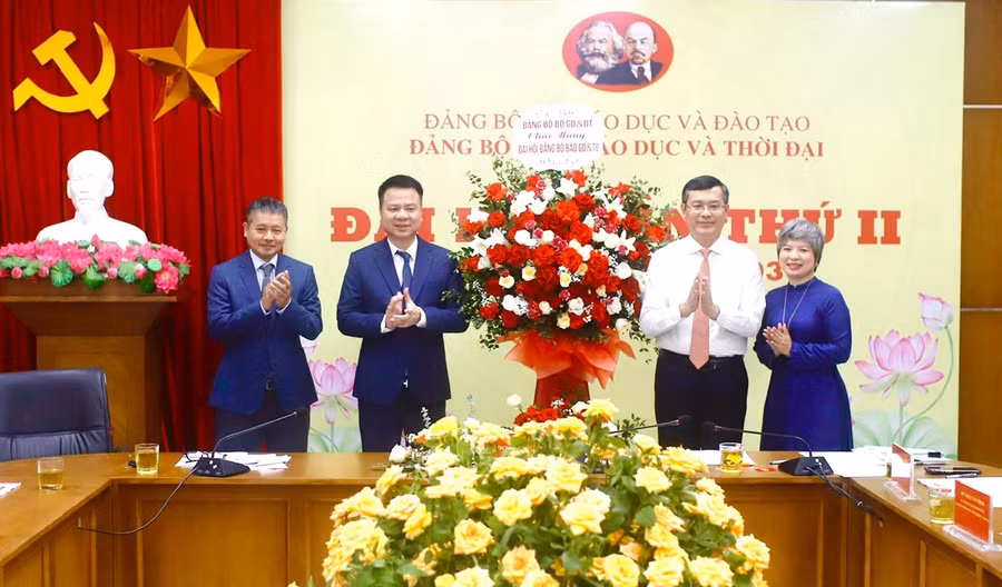 Thay mặt Đảng ủy Bộ GD&ĐT, đồng chí Nguyễn Văn Phúc - Ủy viên Ban thường vụ Đảng ủy, Chủ nhiệm Ủy ban kiểm tra Đảng ủy, Thứ trưởng Bộ GD&ĐT tặng hoa chúc mừng Đại hội Đảng bộ Báo Giáo dục và Thời đại lần thứ II, nhiệm kỳ 2025 - 2030.