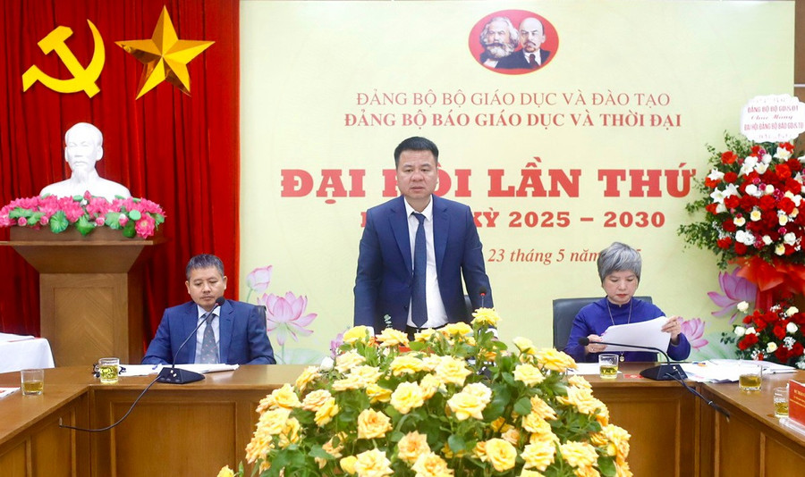 Đoàn Chủ tịch điều hành Đại hội. baogiaoducvathoidaijpg8.jpg