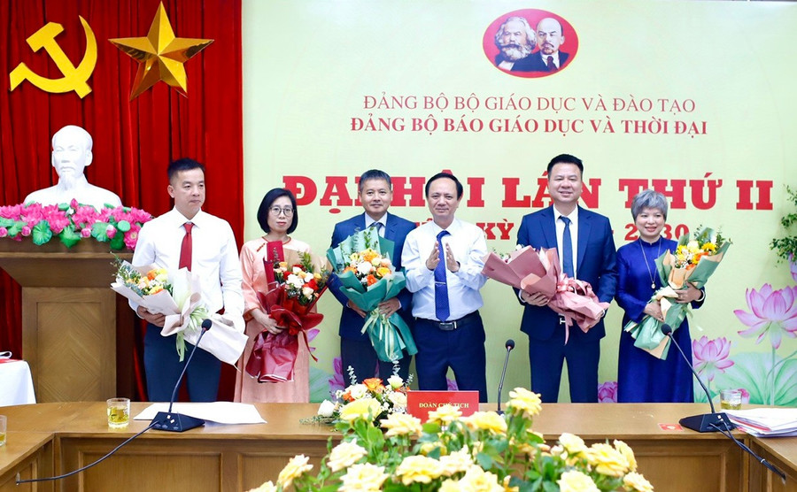 Ban chấp hành Đảng bộ Báo Giáo dục và Thời đại nhiệm kỳ 2025 - 2030 ra mắt Đại hội. baogiaoducvathoidaijpg6.jpg