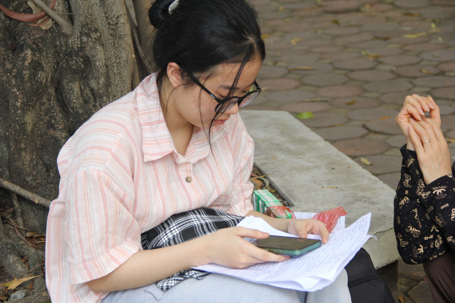 Đoàn Thị Trang tranh thủ ôn bài trước khi bước vào phòng thi - chiều 17/5. img-9947.jpg