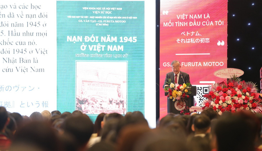 GS.TS Furuta Motoo trình bày bài giảng với chủ đề “Con đường nghiên cứu Việt Nam hơn 50 năm của tôi: Từ quá khứ đến tương lai”.