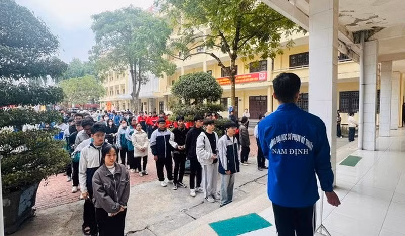 Thí sinh làm thủ tục dự thi đánh giá tư duy đợt 1/2025 tại Nam Định. Ảnh: Báo Tiền Phong.