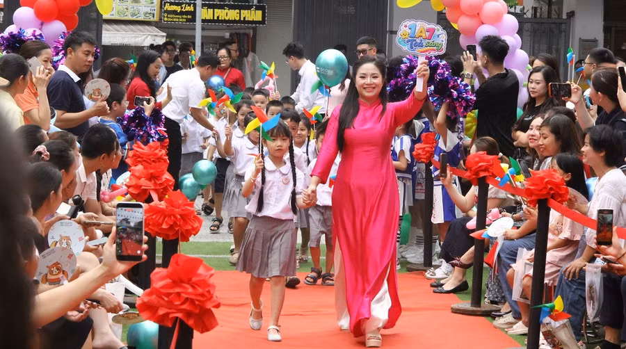 Giáo viên chủ nhiệm lớp 1A7, Trường Tiểu học Vĩnh Tuy đón học sinh lớp 1, sẵn sàng bước vào năm học mới.