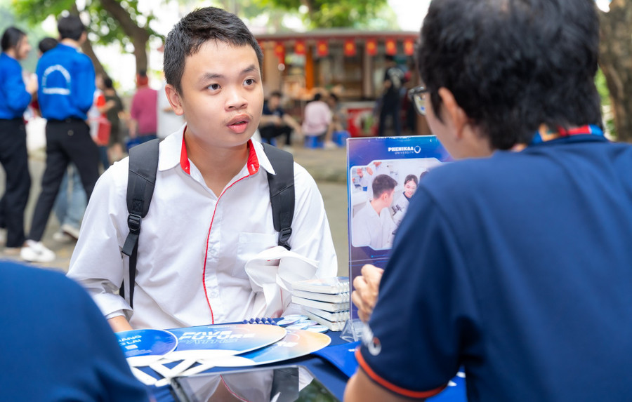 Thí sinh tham dự ngày hội tư vấn tuyển sinh, hướng nghiệp năm 2025 tại Đại học Bách khoa Hà Nội.