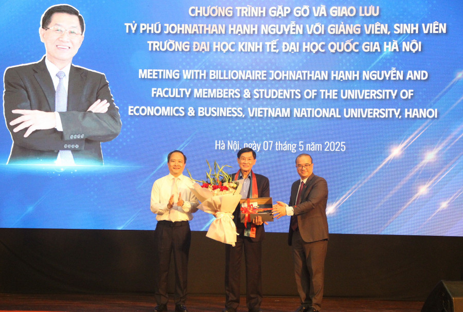 Lãnh đạo Trường ĐH Kinh tế (ĐH Quốc gia Hà Nội) tặng quà cho tỷ phú Johnathan Hạnh Nguyễn tại buổi chia sẻ với sinh viên. img-9400.jpg