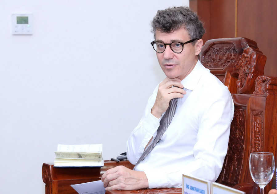 Ông JonaThan Baker ghi nhận ý kiến trao đổi của Thứ trưởng Phạm Ngọc Thưởng. img-3955.jpg