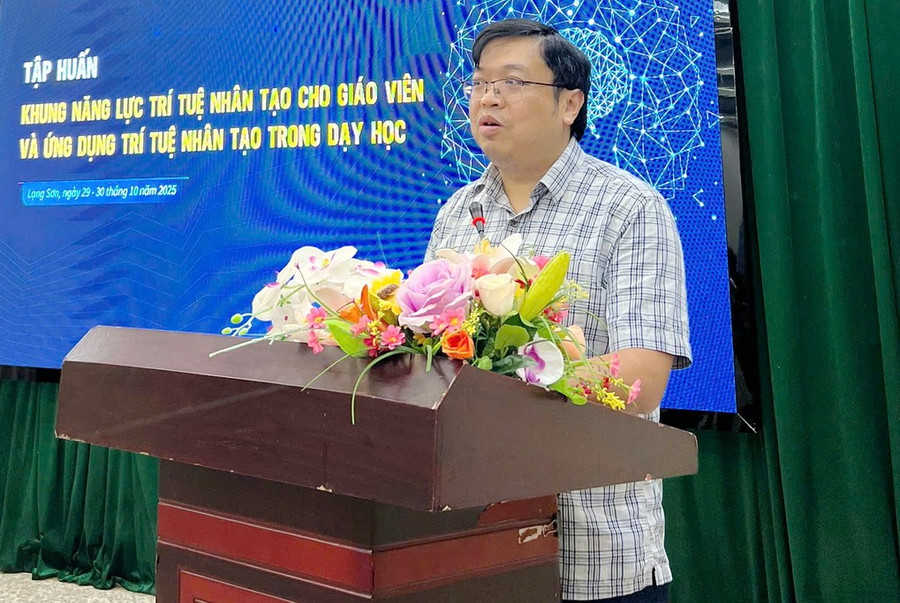 Đại diện Sở GD&ĐT Lạng Sơn trao đổi tại khóa tập huấn. aijpg2.jpg