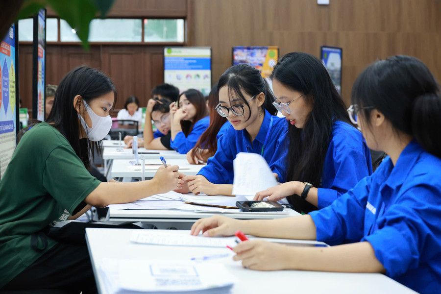 Sinh viên tình nguyện luôn sẵn sàng hỗ trợ tân sinh viên. nhaphoc.jpg