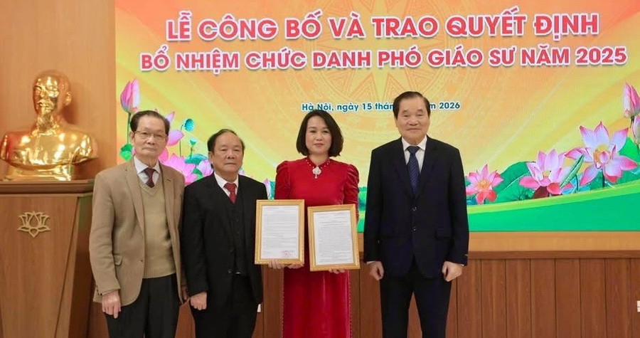 Bà Thái Vân Hà - ngành Kinh tế, Trường ĐH Kinh doanh và Công nghệ Hà Nội được trao quyết định bổ nhiệm Phó Giáo sư.