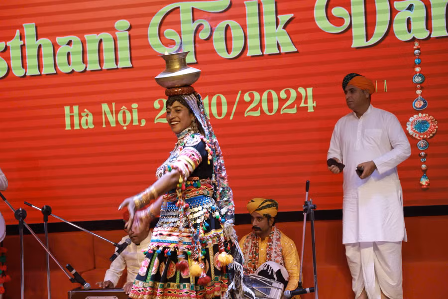 Chương trình giao lưu văn hóa, nghệ thuật giữa sinh viên Trường ĐH Sư phạm Nghệ thuật Trung ương và các nghệ sĩ Ấn Độ.