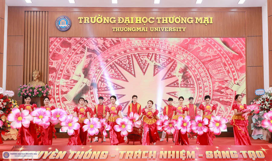 Lễ kỷ niệm 65 năm truyền thống và chào mừng Ngày Nhà giáo Việt Nam 20/11 của Trường ĐH Thương mại.