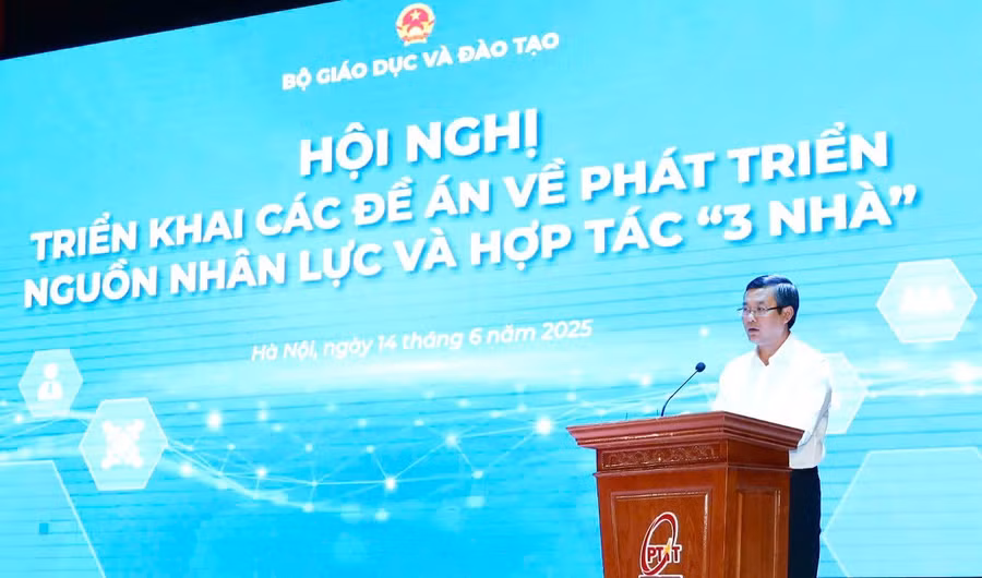 Thứ trưởng Bộ GD&ĐT Nguyễn Văn Phúc phát biểu khai mạc.