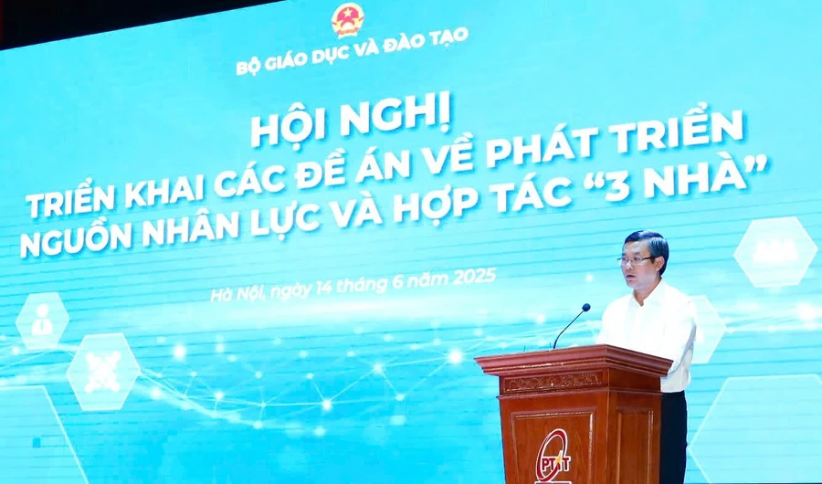 Thứ trưởng Bộ GD&ĐT Nguyễn Văn Phúc phát biểu khai mạc.