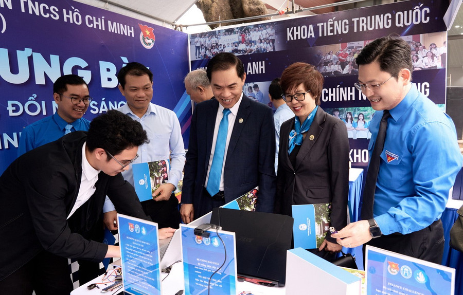 Không gian trưng bày sản phẩm khoa học công nghệ, đổi mới sáng tạo, khởi nghiệp của sinh viên Nhà trường, cũng như các gian hàng đến từ các doanh nghiệp đồng hành.