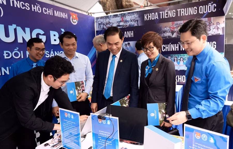 Không gian trưng bày sản phẩm khoa học công nghệ, đổi mới sáng tạo, khởi nghiệp của sinh viên Nhà trường, cũng như các gian hàng đến từ các doanh nghiệp đồng hành.